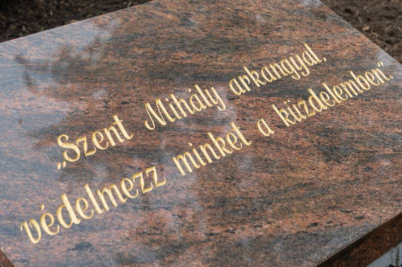 Szent Mihaly szobor_02.jpg